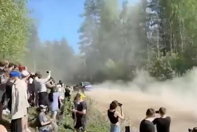 Гоночный автомобиль влетел в толпу зрителей на заезде в Ленинградской области